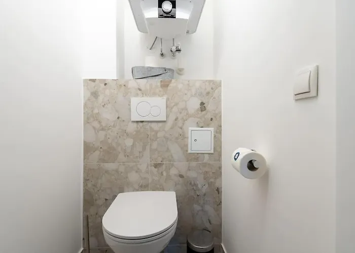 Elegant 1br Suite, Close By Hm Apartment *