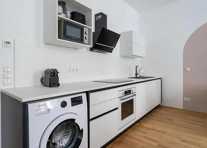 Elegant 1br Suite, Close By Hm