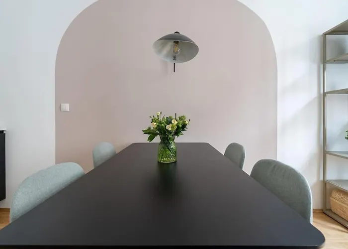 Elegant 1br Suite, Close By Hm Apartment *